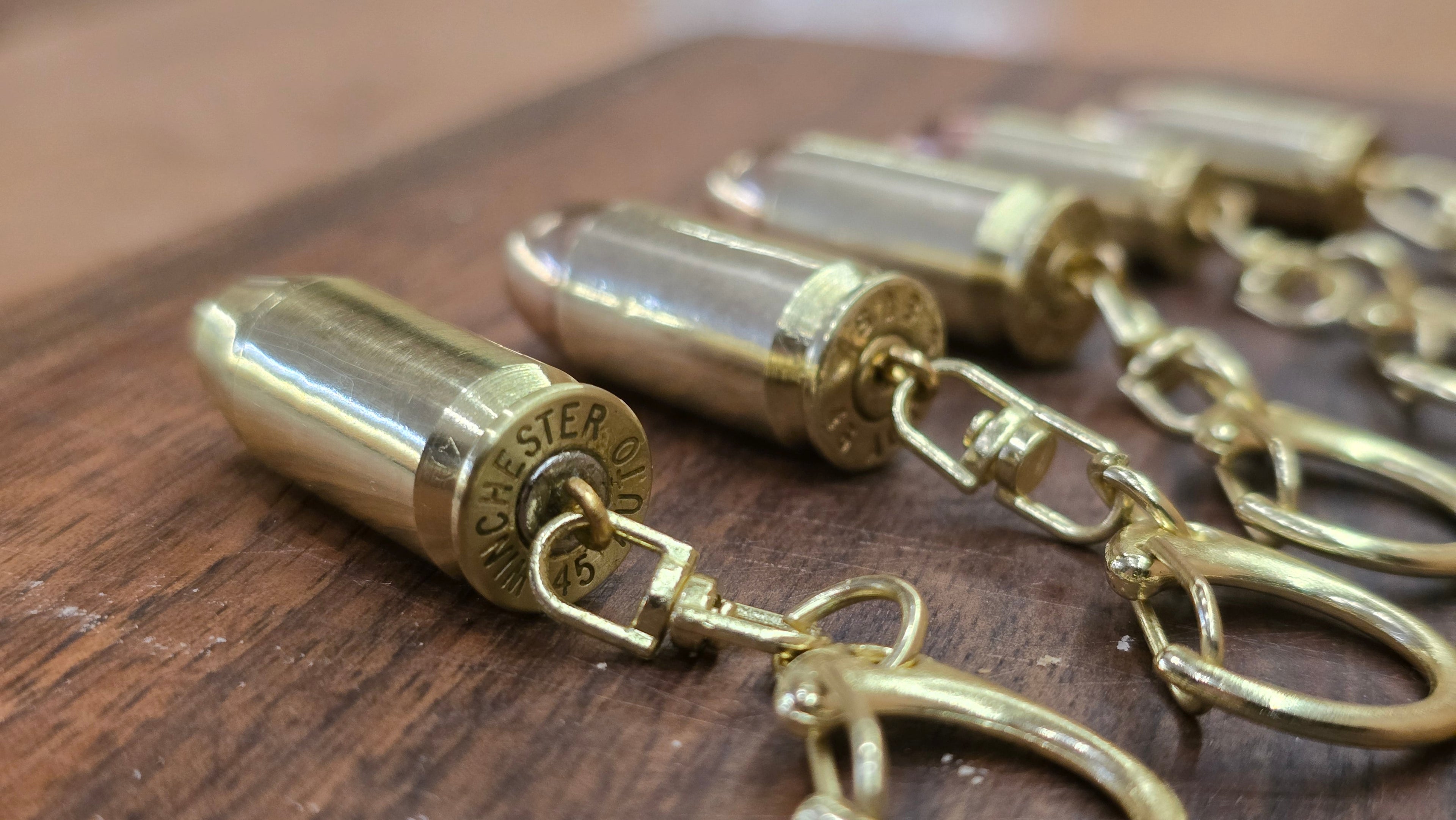 Privjesak za ključeve izrađen od 9x19mm, .45ACP metka