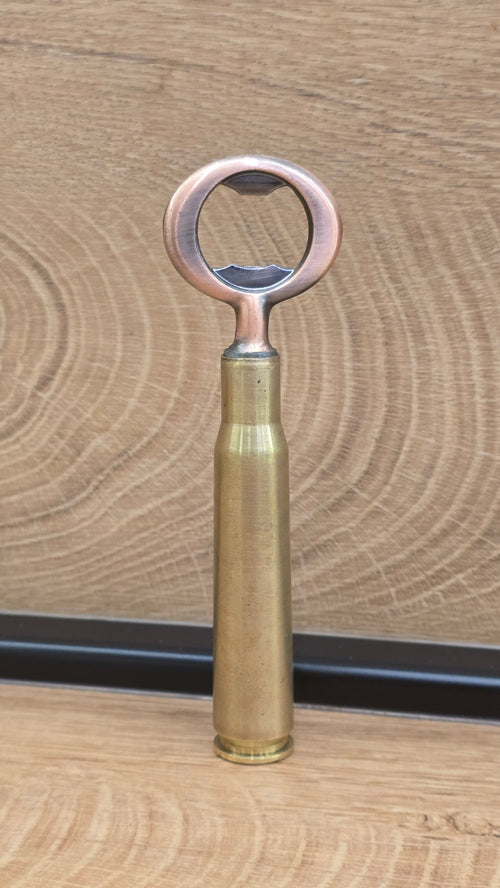 Robustan metalni otvarač za boce – poklon za kolekcionare