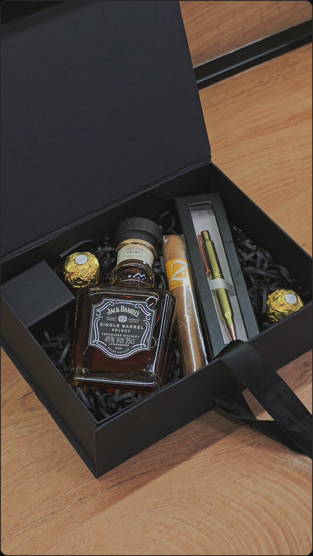 Elegantna poklon kutija s personaliziranom kemijskom i privjeskom