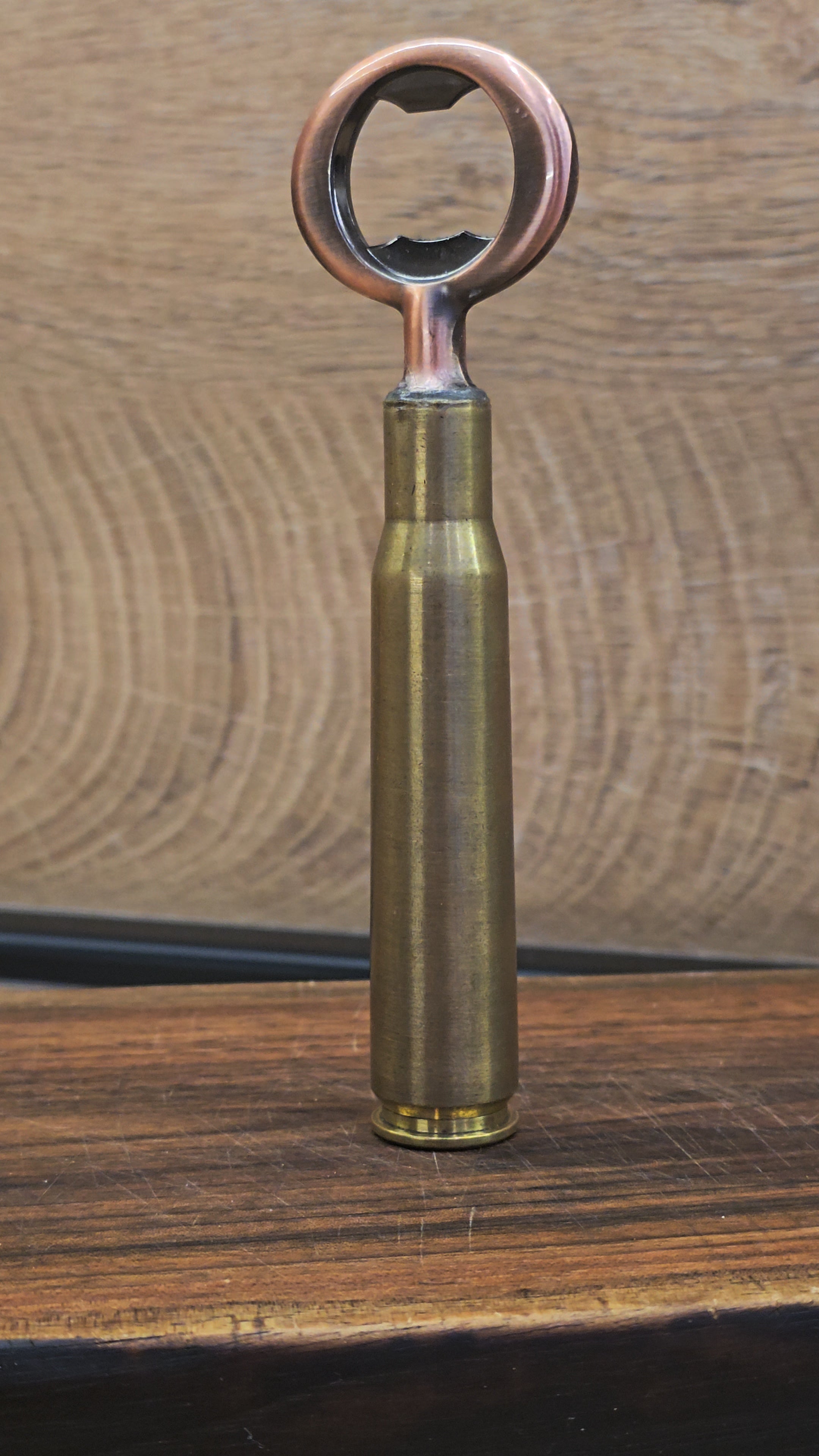 Metalni otvarač za boce u obliku 12.7x99mm metka