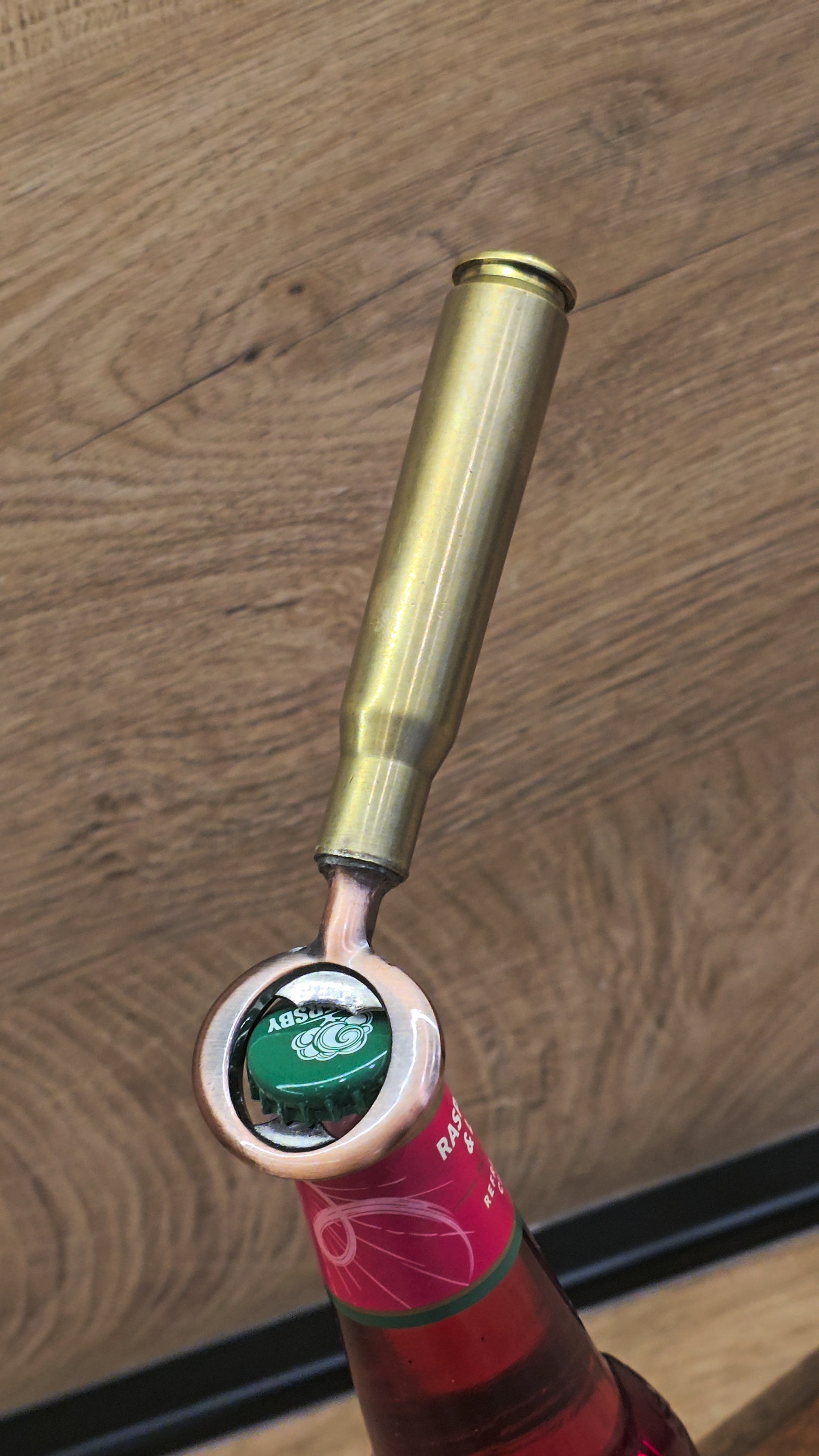 Otvarač za boce inspiriran metkom velikog kalibra u upotrebi